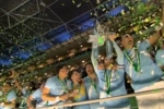 捧杯瞬间🏆曼城夺得本赛季联赛杯冠军!队长B席带队举起奖杯!
