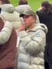 真不想呆了?实拍:恩佐在人群中拿出手机自顾自地玩,东张西望