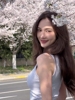 与花争艳!杨政女友孟雅芳晒春季出游照 美的不可芳言😍