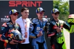 世体:费尔明现场观看MotoGP比赛,担任挥旗嘉宾+与选手合影