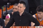 还能打吗？下半场洛夫顿贴上绷带和肌贴 坐在替补席待命
