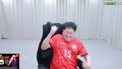 表情动作都到位了！韩国主播眼看韩国晋级淘汰赛岌岌可危后的反应